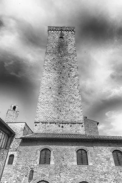 Widok Torre Grossa Najwyższą Średniowieczną Wieżę Jedną Głównych Atrakcji Centrum — Zdjęcie stockowe