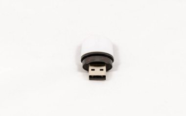 usb flash diski beyaz arkaplanda izole edildi