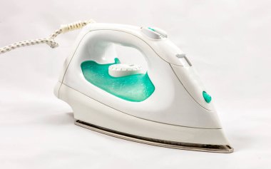 Beyaz zemin üzerinde izole edilmiş elektrikli buhar ütüsü.