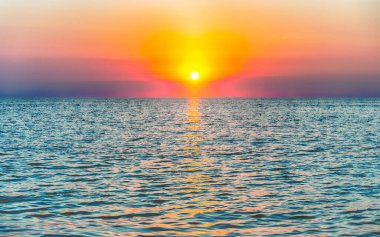 Yaz sonunda Akdeniz 'de manzaralı günbatımı