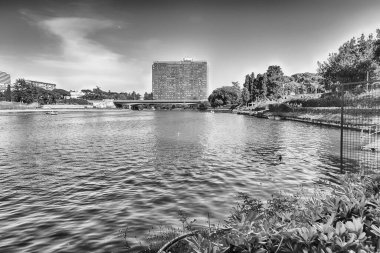 EUR bölgesindeki yapay göl manzarası, Roma, İtalya