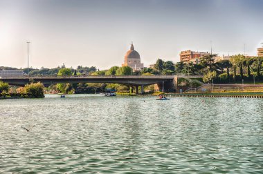EUR bölgesindeki yapay göl manzarası, Roma, İtalya