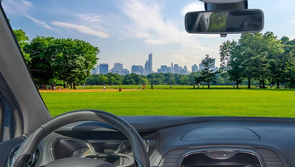 通过汽车挡风玻璃 可以看到中央公园和摩天大楼与建筑物的美丽对比 美国纽约市 曼哈顿 — 图库照片