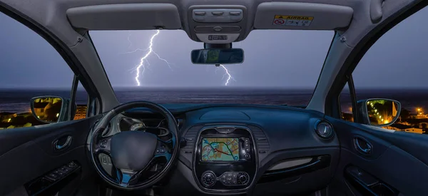 車のフロントガラスを通して海の上の落雷の上の眺め — ストック写真