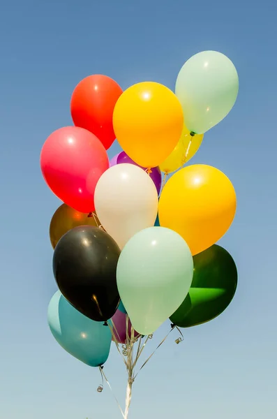 Färgglada Gäng Heliumballonger Isolerade Bakgrunden — Stockfoto