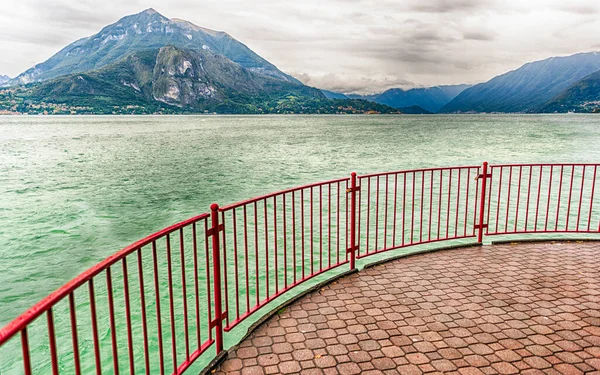 Escénico Balcón Rojo Sobre Paisaje Del Lago Como Ciudad Varenna —  Fotos de Stock