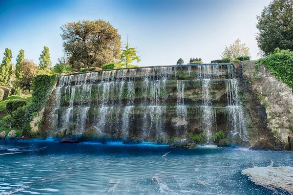 ユーロ人工湖 ローマ イタリアの南に近代的な地区の大きな噴水での風景の滝 — ストック写真