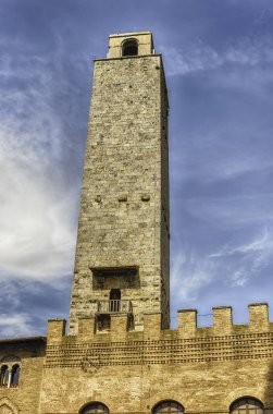 Torre Grossa manzarası, en uzun ortaçağ kulesi ve San Gimignano, Toskana, İtalya 'nın merkez meydanındaki en önemli gösterilerden biri.