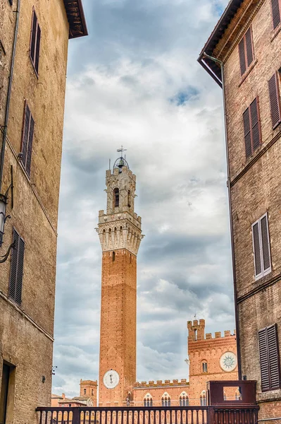 Вид Средневековую Башню Torre Del Mangia Расположенную Площади Пьяцца Дель — стоковое фото