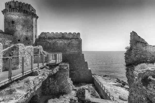 Вид Живописный Арагонский Замок Caffa Ионическом Море Городе Исола Капо — стоковое фото