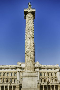 Marcus Aurelius Sütunu, antik zafer sütunu ve Piazza Colonna 'nın simgesi, Roma, İtalya