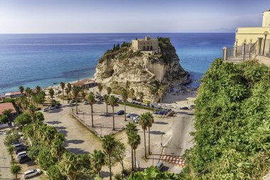 Tropea 'daki Santa Maria dell' Isola Kilisesi, İtalya 'nın Calabria eyaletinde yer alan Tyrhenia Denizi' nin bir parçası olan Saint Euphemia Körfezi 'nde bulunan bir sahil beldesi.