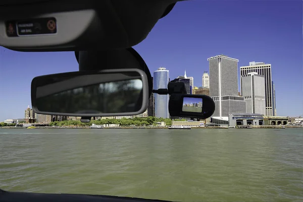 ニューヨークのマンハッタンの金融街を望むフロントガラスに設置されたダッシュカメラを見ると — ストック写真