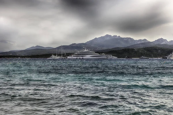 Luxusní Jachty Stojící Před Celvia Jedna Nejkrásnějších Pláží Sardinie Itálie — Stock fotografie