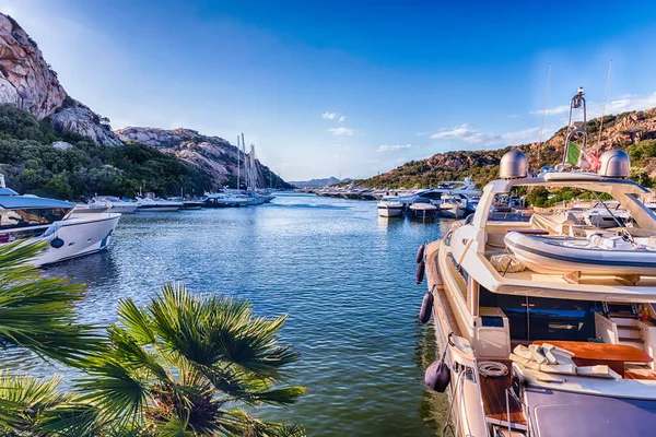 Kilátás Kikötő Luxus Jachtok Poltu Quatu Szardínia Olaszország Festői Város — Stock Fotó