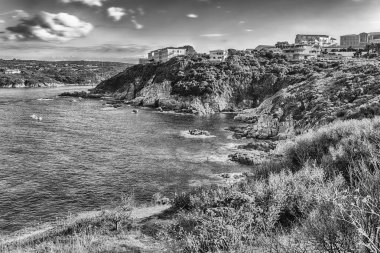 İtalya 'nın Sassari ilindeki Bonifacio Boğazı' nda, Sardinya 'nın kuzey ucunda yer alan Santa Teresa Gallura kıyısındaki manzaralı hava manzarası