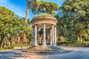 Manzaralı Diana Tapınağı, Villa Borghese 'in içindeki klasik anıt, İtalya' nın orta kesimindeki büyük bahçeler.