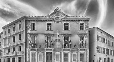 Saint-Tropez, Cote d 'Azur, Fransa' daki belediye binasının cephesi