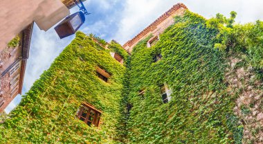 Saint-Paul-de-Vence, Cote d 'Azur, Fransa' nın pitoresk sokaklarında yürüyorum. Fransız Rivierası 'nın en eski ortaçağ kasabalarından biridir.