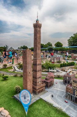 RIMINI, İtalya - 1 Temmuz 2023: İtalya 'nın Rimini, İtalya' nın Minyatür kentindeki tarihi parkta bulunan Bologna, İtalya 'nın İki Kulelerinin Minyatürü. Sitede ünlü İtalyan ve Avrupa binalarının 273 minyatürü yer alıyor.