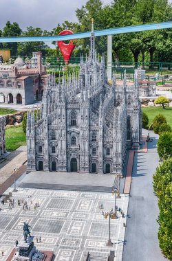 RIMINI, İtalya - 1 Temmuz 2023: İtalya 'nın Minyatür kentindeki tarihi park Rimini' de bulunan Milano, İtalya 'daki Piazza Duomo' nun Minyatürü. Sitede ünlü İtalyan ve Avrupa binalarının 273 minyatürü yer alıyor.
