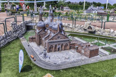 RIMINI, İtalya - 1 Temmuz 2023: İtalya 'nın Minyatür kentindeki tarihi parkta, Padua, İtalya' daki St. Anthony Bazilikası 'nın minyatürü. Sitede ünlü İtalyan ve Avrupa binalarının 273 minyatürü yer alıyor.