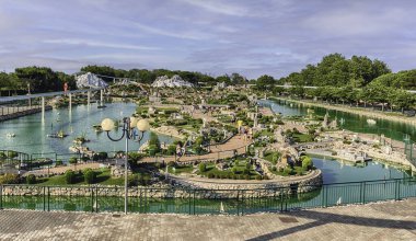 RIMINI, İtalya - 1 Temmuz 2023: Minyatür, Rimini, İtalya 'daki tarihi parkın panoramik hava manzarası. Sitede ünlü İtalyan ve Avrupa binalarının 273 minyatürü yer alıyor.