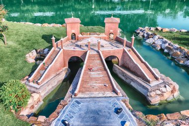 RIMINI, İtalya - 1 Temmuz 2023: İtalya 'nın Rimini, İtalya' nın Minyatür kentindeki tarihi parkta bulunan Trepponti Köprüsü 'nün Minyatürü. Sitede ünlü İtalyan ve Avrupa binalarının 273 minyatürü yer alıyor.