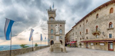 SAN MARINO - 28 Haziran 2023: San Marino 'nun ikonik Kamu Sarayı: Dünyanın en eski cumhuriyetinin kalbine yerleştirilmiş tarihi bir mücevher ve ülkenin ana simgelerinden biri.