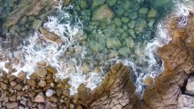 Santa Teresa Gallura, Kuzey Sardunya, İtalya 'nın en güzel deniz kenarlarından birini süsleyen manzaralı granit kayalara bakın.