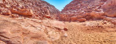 Dahab, Güney Sina, Mısır yakınlarındaki çölde bir kanyon manzarası