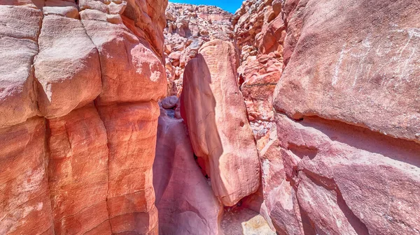 Dahab, Güney Sina, Mısır yakınlarındaki çölde bir kanyon manzarası