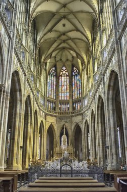 PRAGUE - 11 Mayıs 2024: Çek Cumhuriyeti Prag 'daki kubbeli kemerleri ve vitray pencereleriyle St. Vitus Katedrali' nin iç manzarası