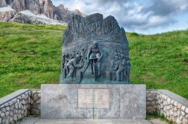 CANAZEI, ITALY - 24 Temmuz 2024: Bisikletçi Fausto Coppi 'nin Pordoi Geçidi' nde Giro d 'Italia' nın sahnesini kazandığını gösteren bronz anıt