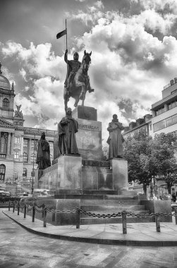 PRAGUE - 12 Mayıs 2024: Bohemya Dükü Aziz Wenceslas 'ın Binicilik Heykeli, bir bayrak tutuyor ve ata biniyor, Çek Cumhuriyeti Prag' da azizlerle çevrili bir kaidede duruyor.