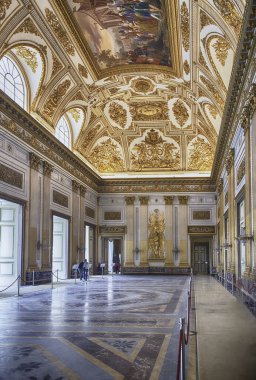 CASERTA, İtalya - 1 Nisan 2024 Caserta Kraliyet Sarayı 'nın içindeki saray, karmaşık freskler ve altın ayrıntılarla dolu