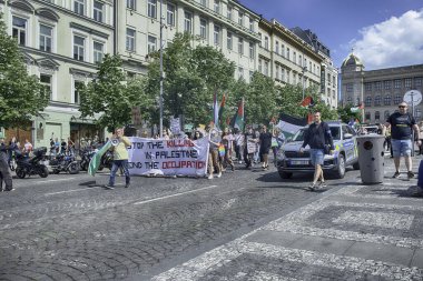 PRAG - 12 Mayıs 2024: Çek Cumhuriyeti Prag 'daki Wenceslas Meydanı' nda Filistin bayrağı ve sancaklarıyla yürüyen insanlar Filistin 'in işgaline son verilmesini talep ediyorlar
