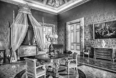 CASERTA, İtalya - 1 Nisan 2024 tarihi Caserta Kraliyet Sarayı 'nda lüks mobilyaları olan lüks yatak odası.