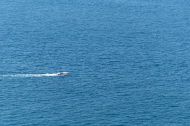 Motorlu tekne yelken bir temiz, sonsuz Denizi.