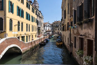 Venedik ve sakin kanallardan biri üzerinde güzel binalar.
