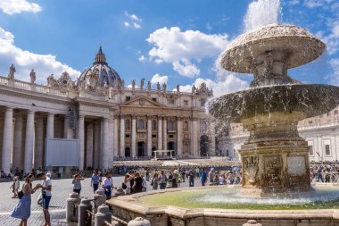 Papa'nın Basilica of St. Peter Vatikan ön planda çeşme ile. Roma, İtalya.