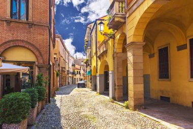 Padua, İtalya'daki dar ortaçağ caddelerinden birinde pitoresk binalar.