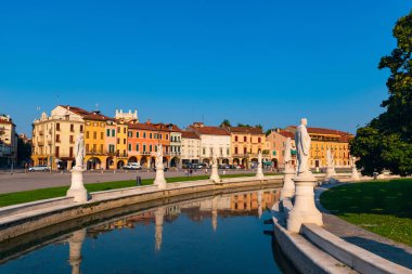 Prato della Valle. İtalya'nın en büyük kamu meydanı tarihi sakinlerinin 70 + heykelleri ile çevrili merkezi bir ada featuring. Padua, İtalya.