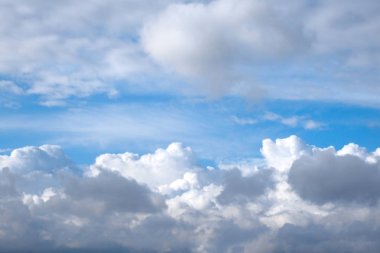 Kümülüs bulutlu mavi gökyüzü. Gökyüzü bulutları.