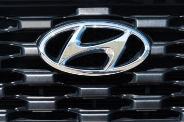 Güney Koreli otomobil şirketi Hyundai 'nin amblemi aynı arabanın kaputunda. Minsk, Belarus. 5 Temmuz 2020.