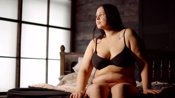 seksualnoe-bele-dlya-pozhiloy-dami-video