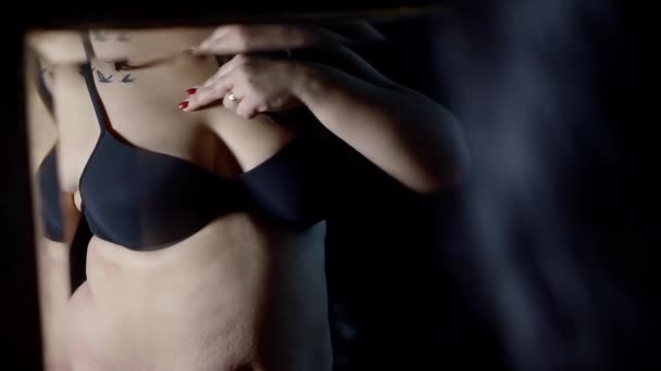 Close - up of the female body with a large belly and folds on the back — Stock Footage Close - up of the female body with a large belly and folds on the back Stock Footage