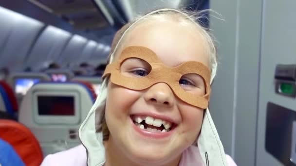 lustige Kinder-in den Gläsern der Pilot schaut in die Kamera und ... lustige Kinder-in den Gläsern der Pilot schaut in die Kamera und ...