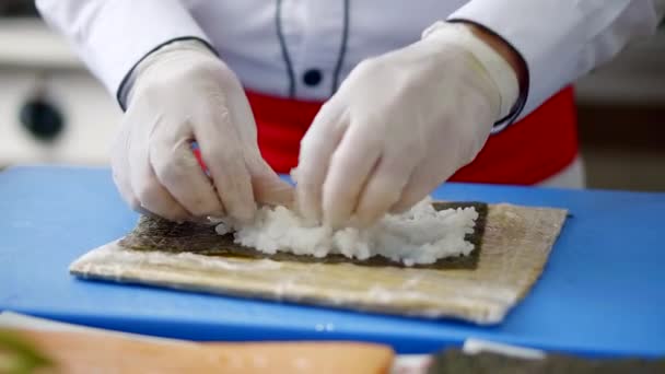 Professionellen Sushi-Koch bereitet Roll in Großküchen. Cook hüllt ... Professionellen Sushi-Koch bereitet Roll in Großküchen. Cook hüllt ...