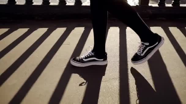 Collant Neri Una Donna Sul Da Piedi Lungo Ginnastica Colpo Che Chiuda E Scarpe In Di Cammina Dei L'asfalto qpGUVzSLM